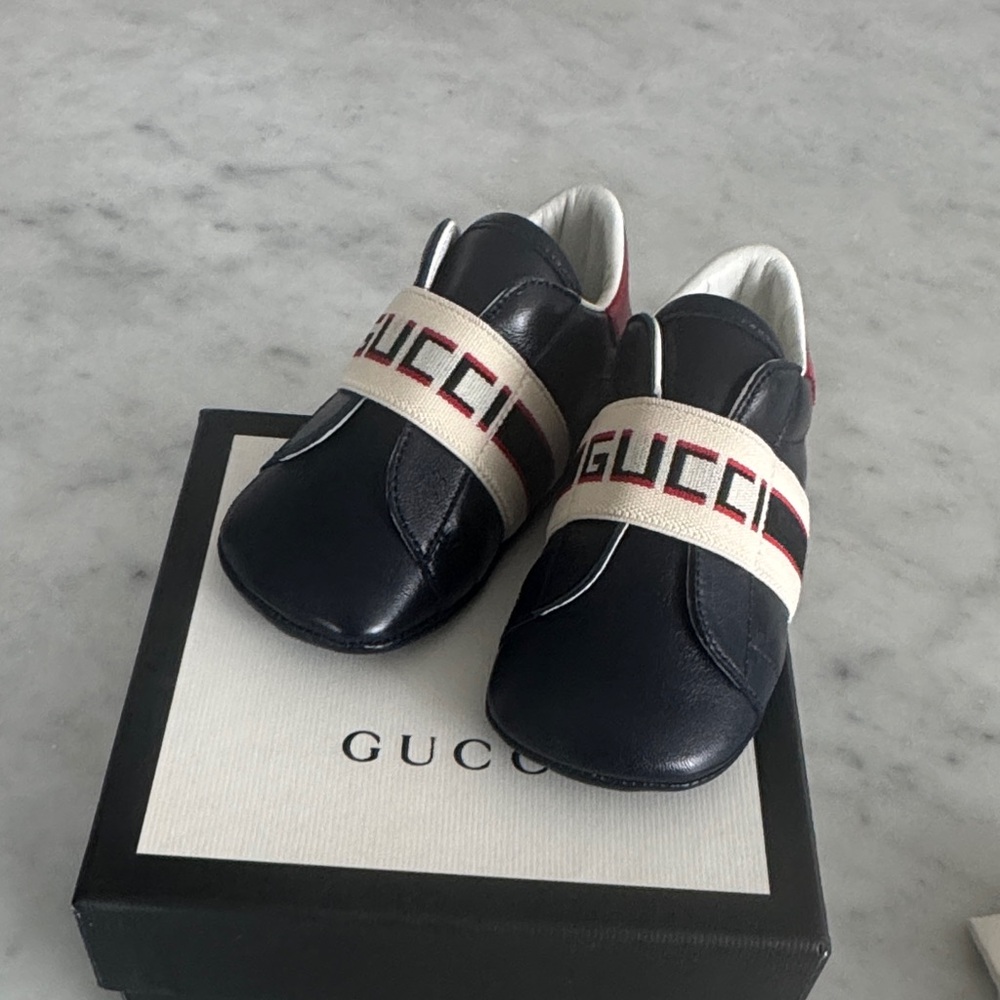 Gucci Navy Leather Baby Sneakers with Logo Strap - Picture 2 of 6